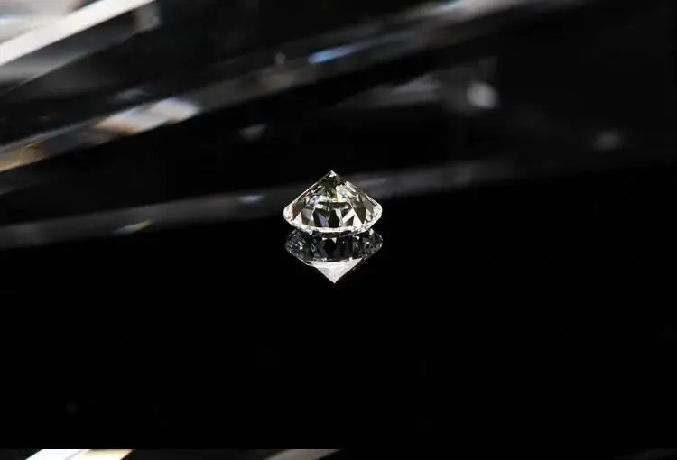 טבעת יהלומים פלטינה וזהב לבן 14K משובצת יהלום 3K